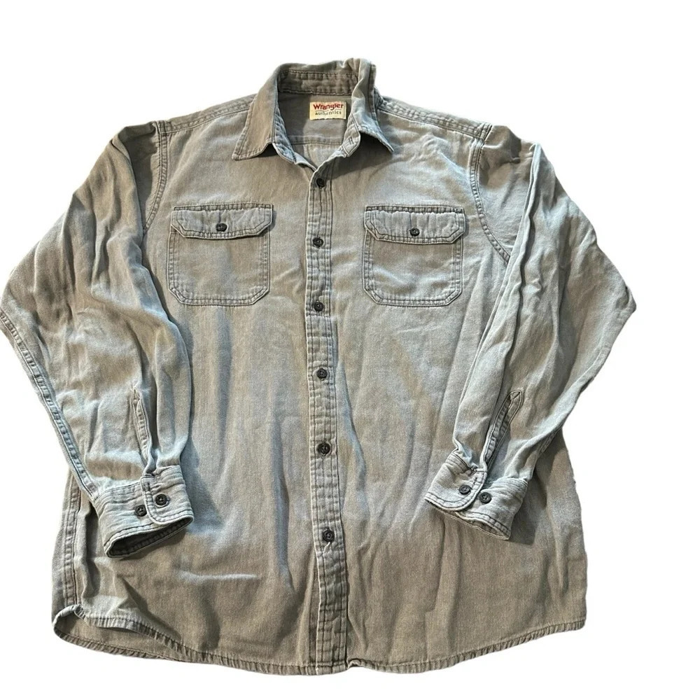 Wrangler men's size medium grey long sleeve button down shirt